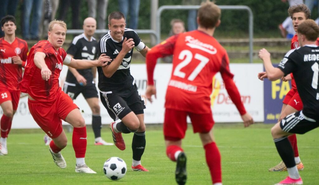Ove Witt (Kilia Kiel) im Laufduell mit Jonah Gieseler (Heider SV). 169 2026 Volker Schlichting