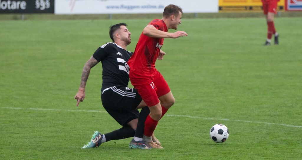 Patrick Storb (Heider SV) im Duell mit Marc Schwabe (Kilia Kiel). © 2026 Volker Schlichting