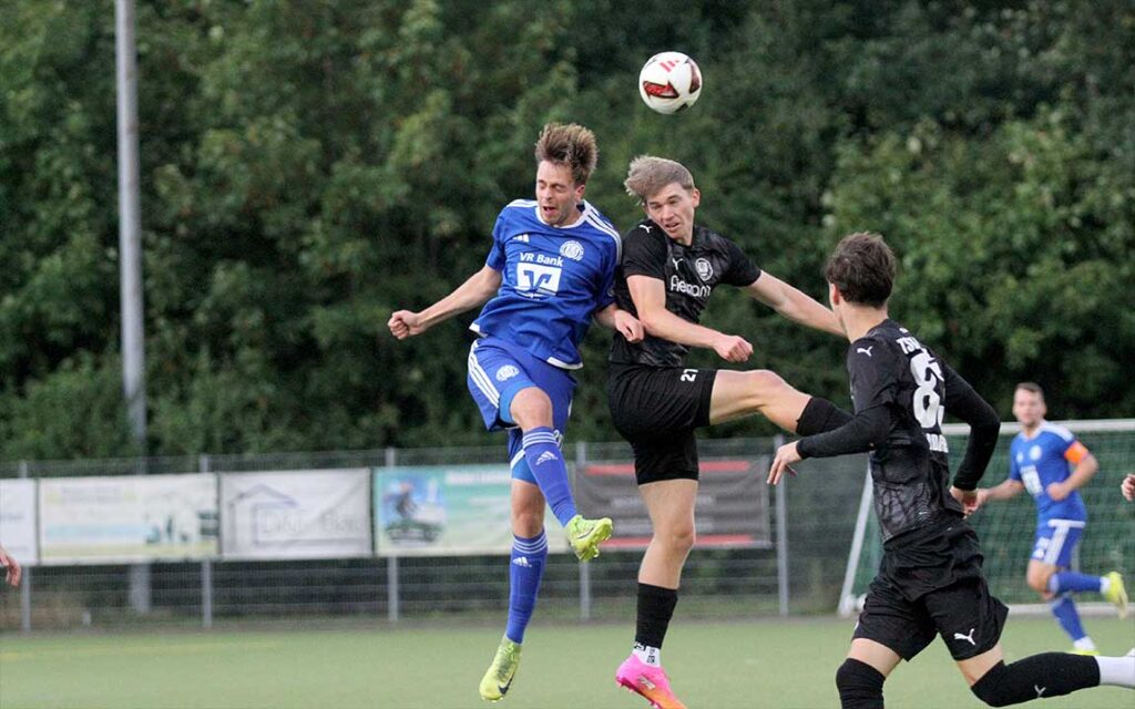 Phil Baumgarn (re., TSV Klausdorf), im Kopfballduell mit Jarmo Schmidt (TuS Nortorf), bereitete das 1-0 vor. © 2026 Ismail Yesilyurt