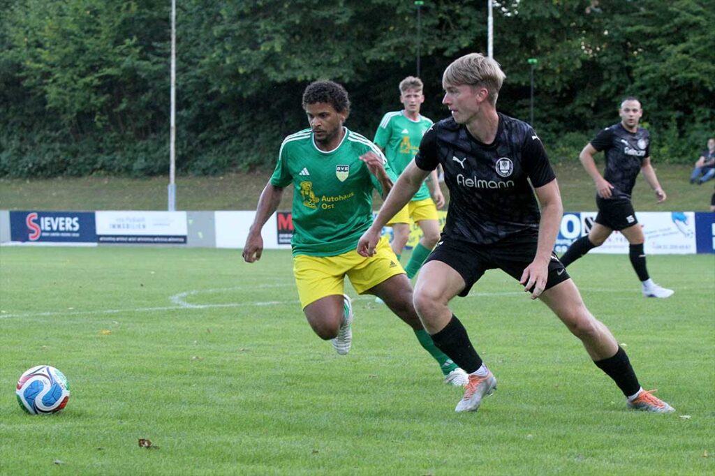 Phil Baumgarn (re.) brachte den TSV Klausdorf gegen seinen Ex-Verein Inter Türkspor Kiel in Front. © 2026 Ismail Yesilyurt.jpg