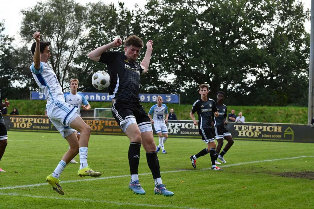 Phönix-Kapitän Leon Dippert bekommt den Ball von Moritz Gersteuer (TuS Rotenhof an den Arm. Der Elfmeterpfiff folgte und Gersteuer traf zum Sieg. © 2026 Markus Till