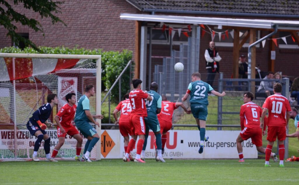 Timo Barendt hätte den PSV bei diesem Kopfballversuch früh in Frühung bringen können. © 2026 Olaf Wegerich