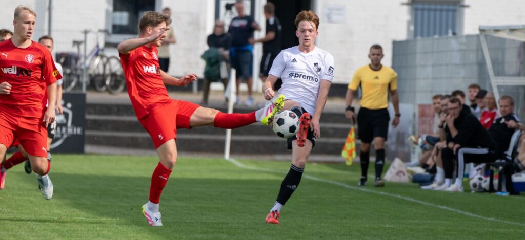 Tom Warncke vom FC Kilia gegen Mathis Harms (Heider SV) aus dem Hinspiel der letzten Saison. © 2025 Volker Schlichting
