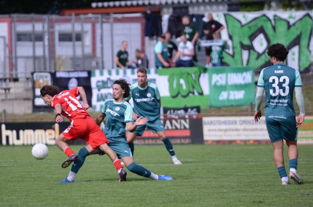 Tünay Bektas (SV Eichede) gegen Ayoub Assameur (PSV Neumünster). © 2026 Olaf wegerich