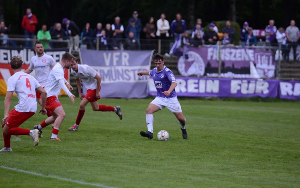 Visar Mehmeti vom VfR Neumünster beim Torschuss. © 2026 Olaf Wegerich